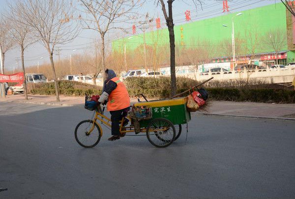 騎三輪車的環衛工人