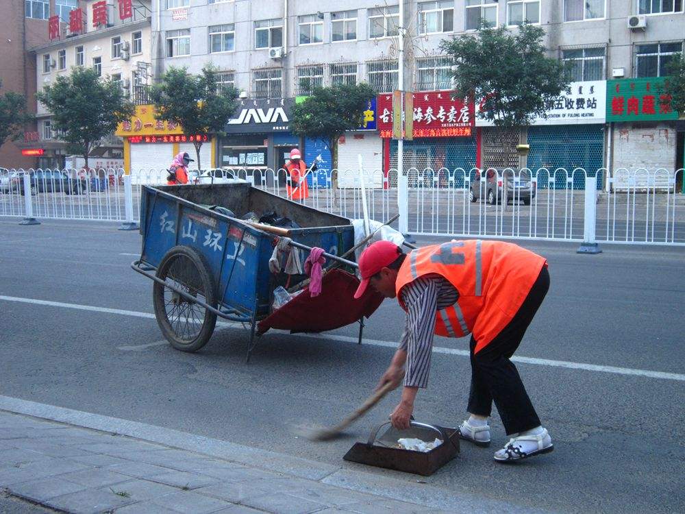 拉板車掃地的環衛工人