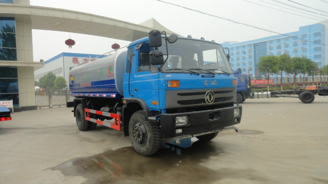 程力廠門 前的東風153<a href=http://www.2001mhs.com/ssc target=_blank class=infotextkey>灑水車</a>